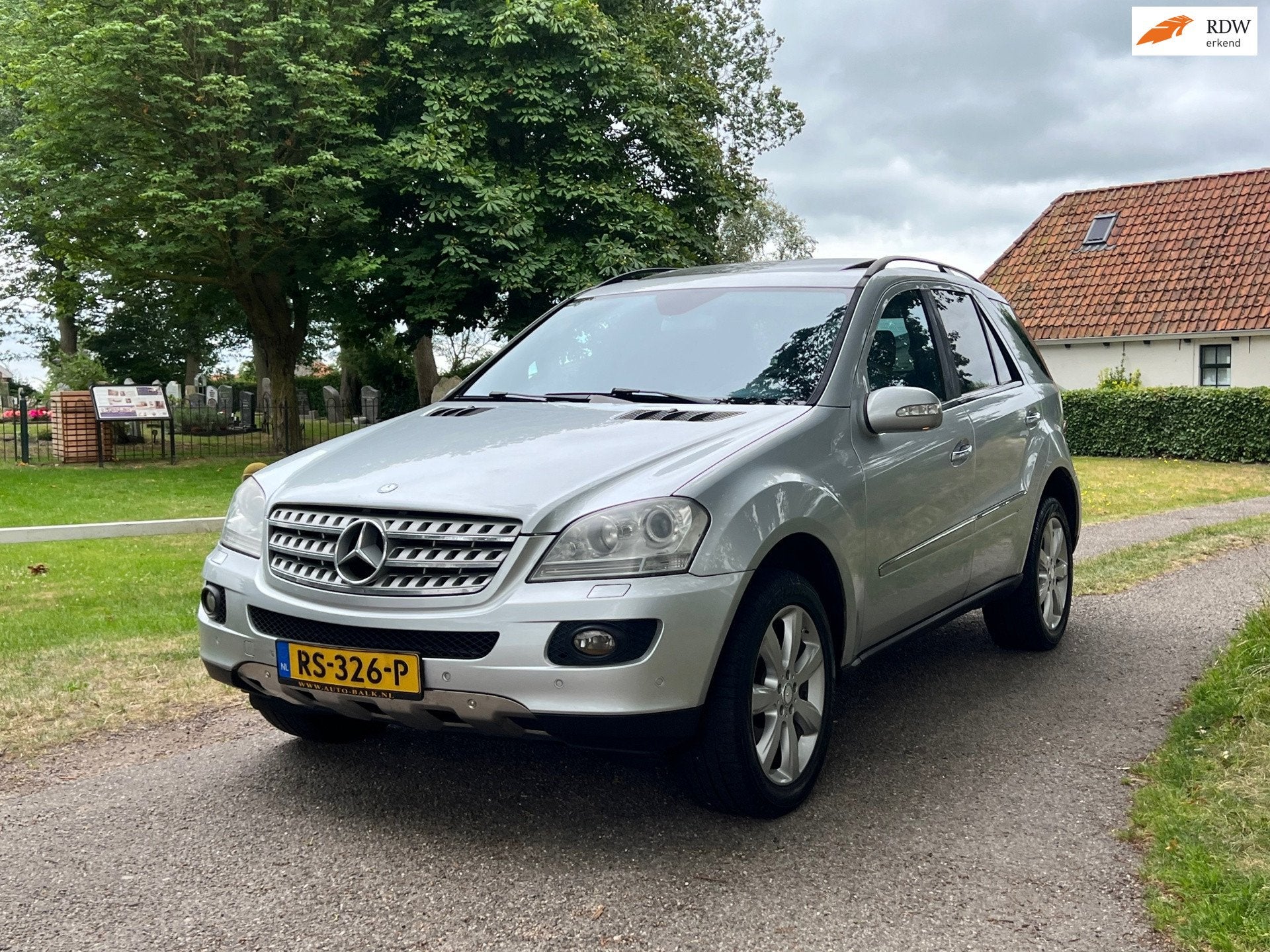 Mercedes-Benz M-klasse 320 CDI 4 matic | Leder + Kanteldak +, Automaat, Gebruikt, Zwart, 255 €/maand