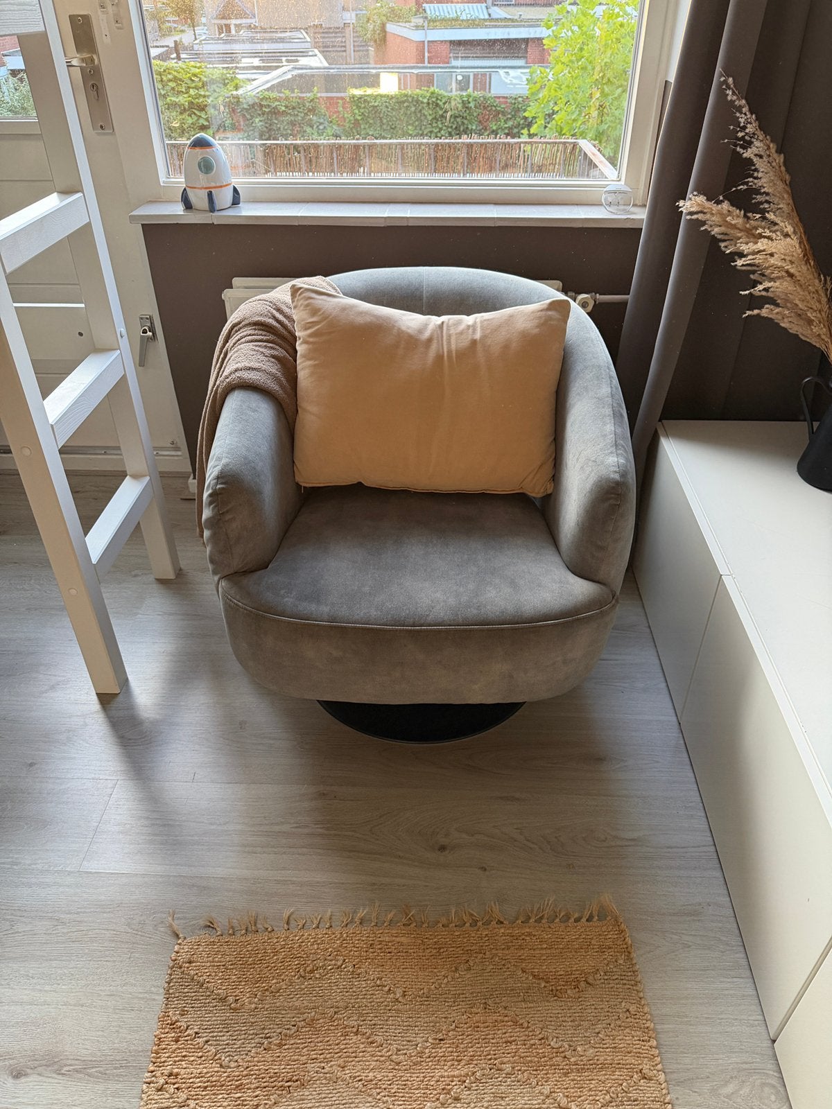 Draaibare Fauteuil Barga – Grijs • Nieuwstaat!, Huis en Inrichting, Ophalen, Velvet, Zo goed als nieuw, 75 tot 100 cm