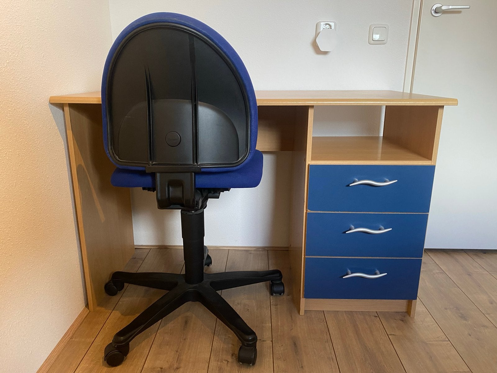 Houten bureau met blauwe lades en blauwe bureaustoel, Huis en Inrichting, Bureaus, Gebruikt, Ophalen of Verzenden, Blauw, Hout
