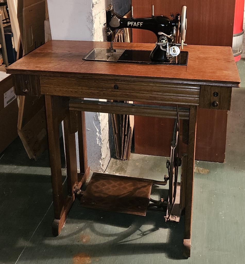Een antieke tafel met inklapbare Pfaff naaimachine, Antiek en Kunst, Antiek | Naaimachines, Ophalen