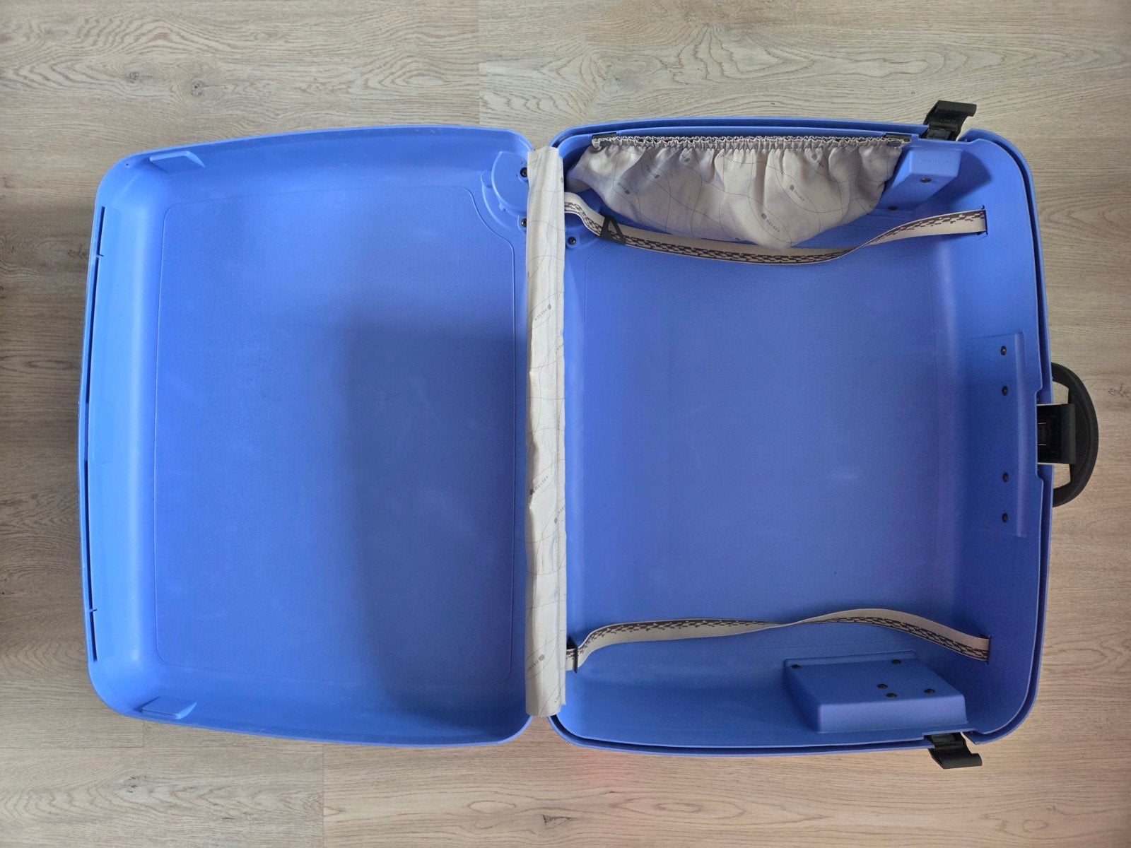 Blauwe stevige reiskoffer van Delsey, Sieraden, Tassen en Uiterlijk, Koffers, Gebruikt, Hard kunststof, 45 tot 55 cm, Ophalen