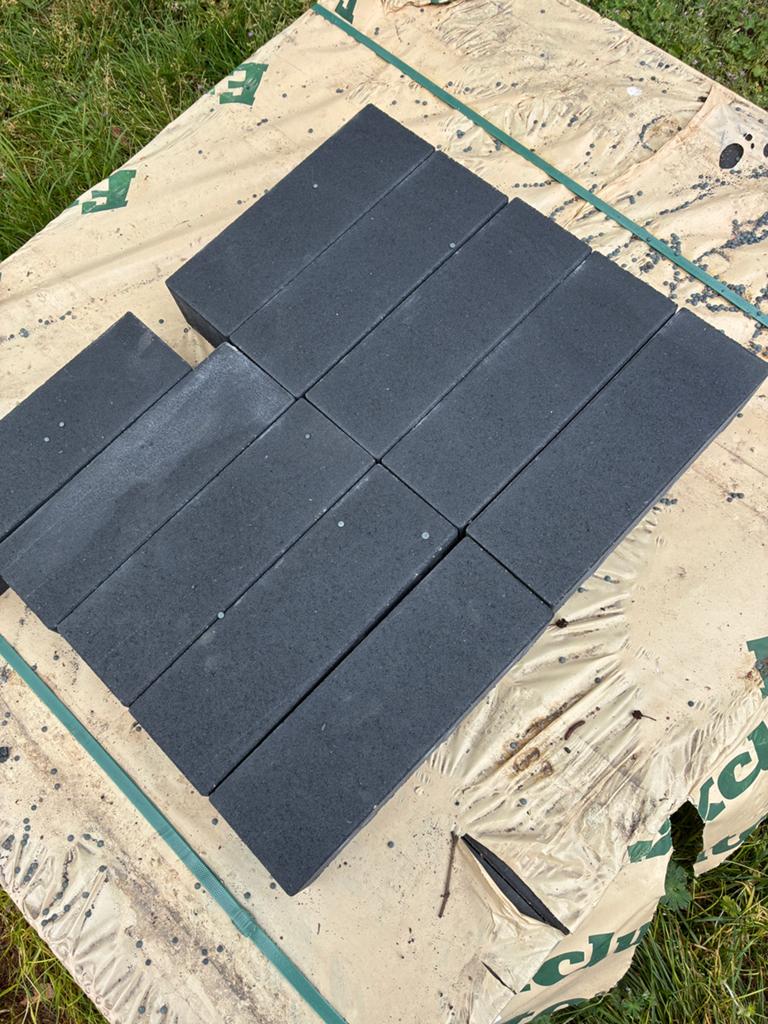 99 stuks Excluton klinkers 33x11x8 cm antraciet, Tuin en Terras, Tegels en Klinkers, Ophalen, Zo goed als nieuw, Beton, Klinkers