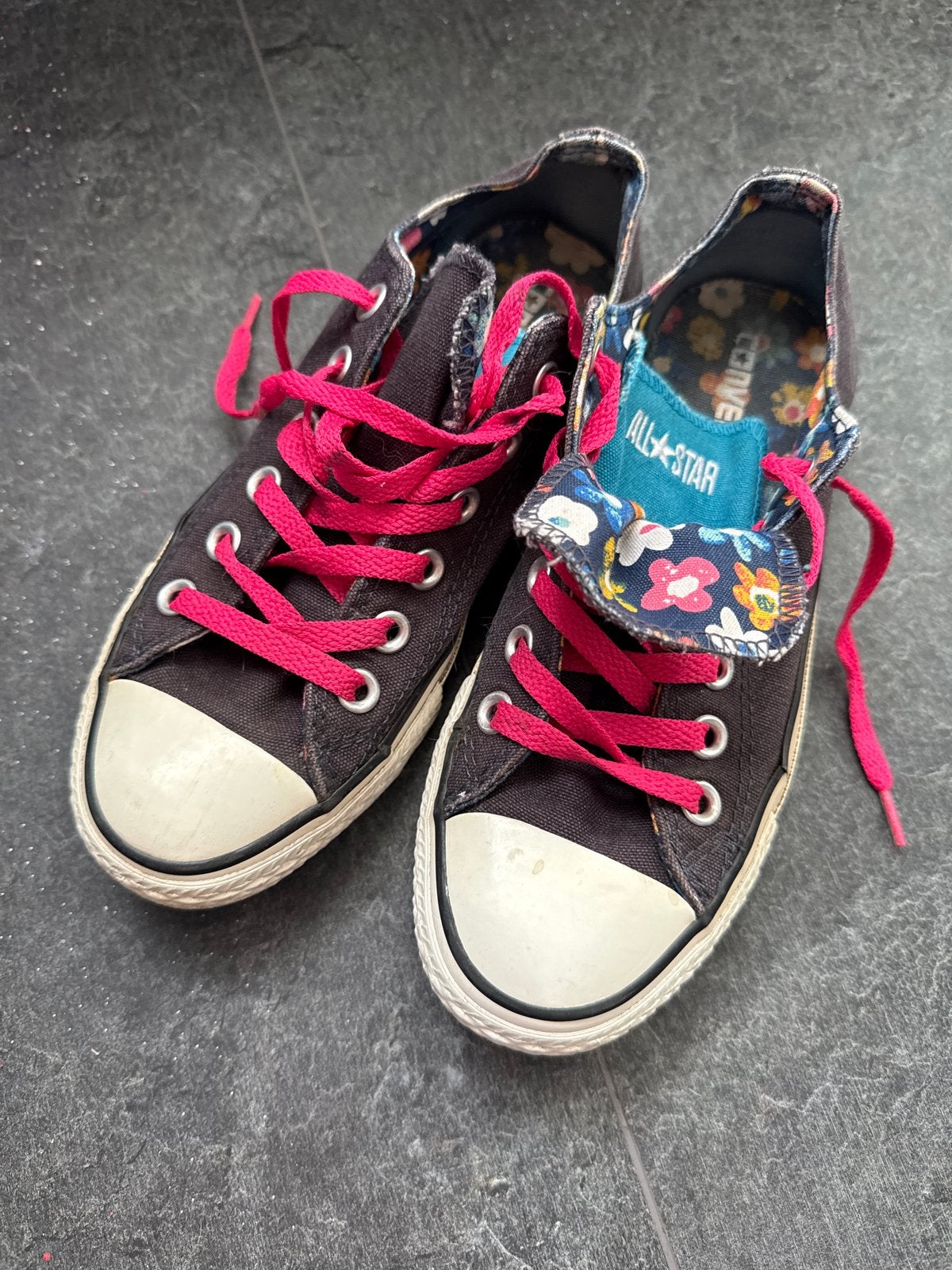 Converse All Star sneakers met bloemenprint en roze veters, Ophalen of Verzenden, Zo goed als nieuw, Zwart, Sneakers of Gympen