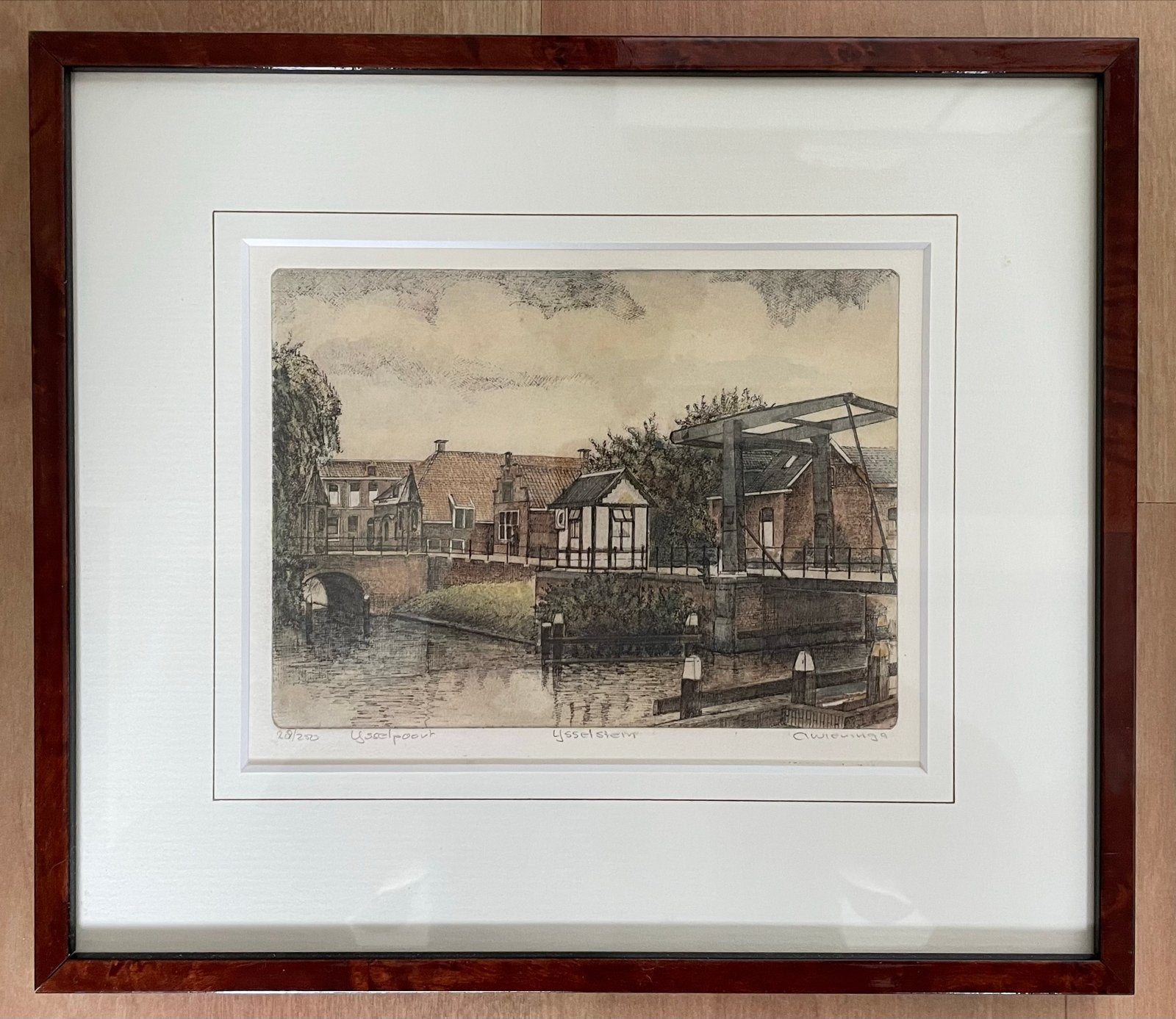 Ets 'IJsselpoort' van A. Wieringa, gesigneerd en genummerd, Antiek en Kunst, Stadsgezicht, Ophalen of Verzenden, 1950 - 1999, Genummerd