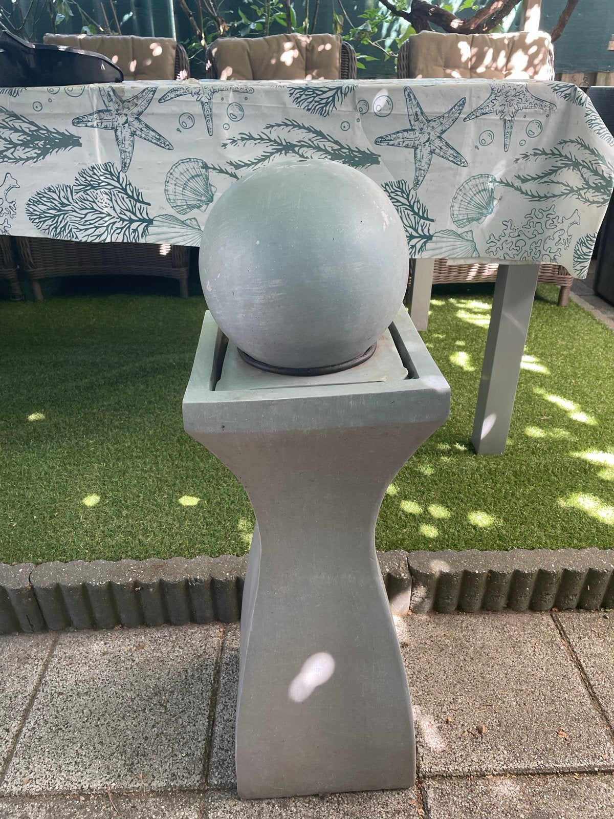 Kunststof waterornament met bol voor tuin of terras, Ophalen of Verzenden, Gebruikt, Beton, Waterornament