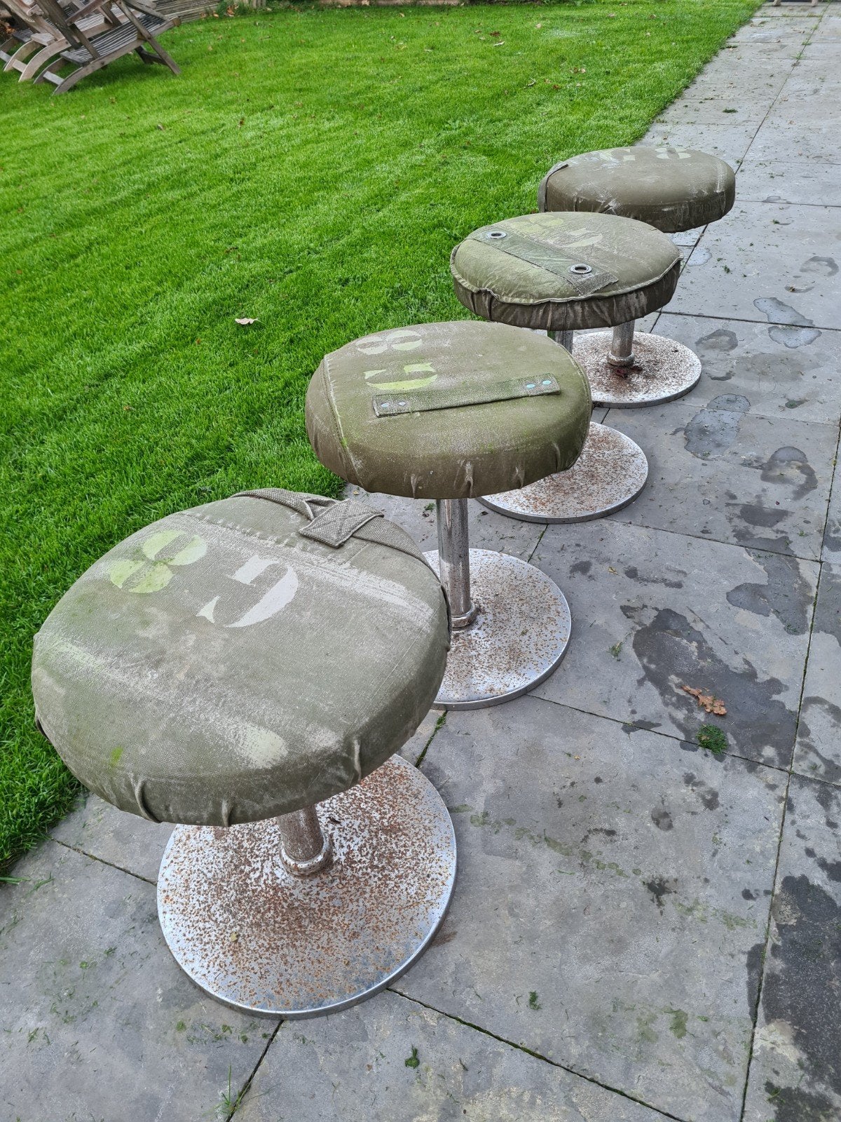 4 comfortabele krukken, leger groen, Ophalen, Gebruikt, Staal