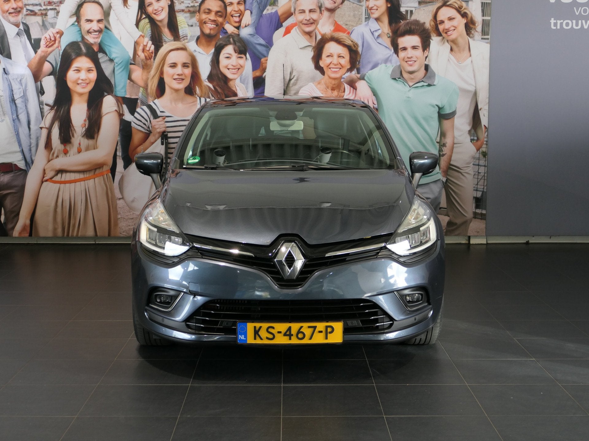 Renault Clio 0.9 TCe Intens *Dealer onderhouden* - Panodak -, Auto's, Gebruikt, Automatische klimaatregeling, Leder en Stof, 49 €/maand
