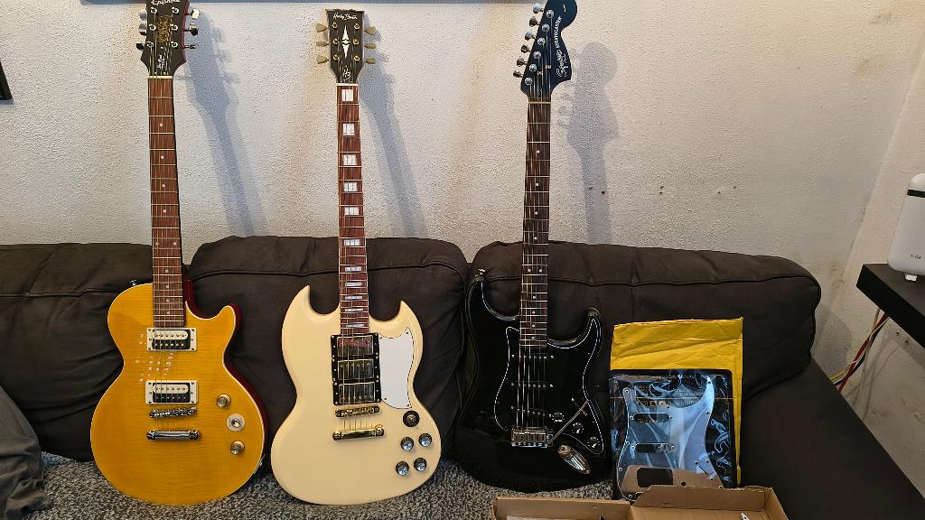 Epiphone, Squier, Harley Benton, 3 gitaren te koop, Ophalen, Zo goed als nieuw, Solid body, Overige merken