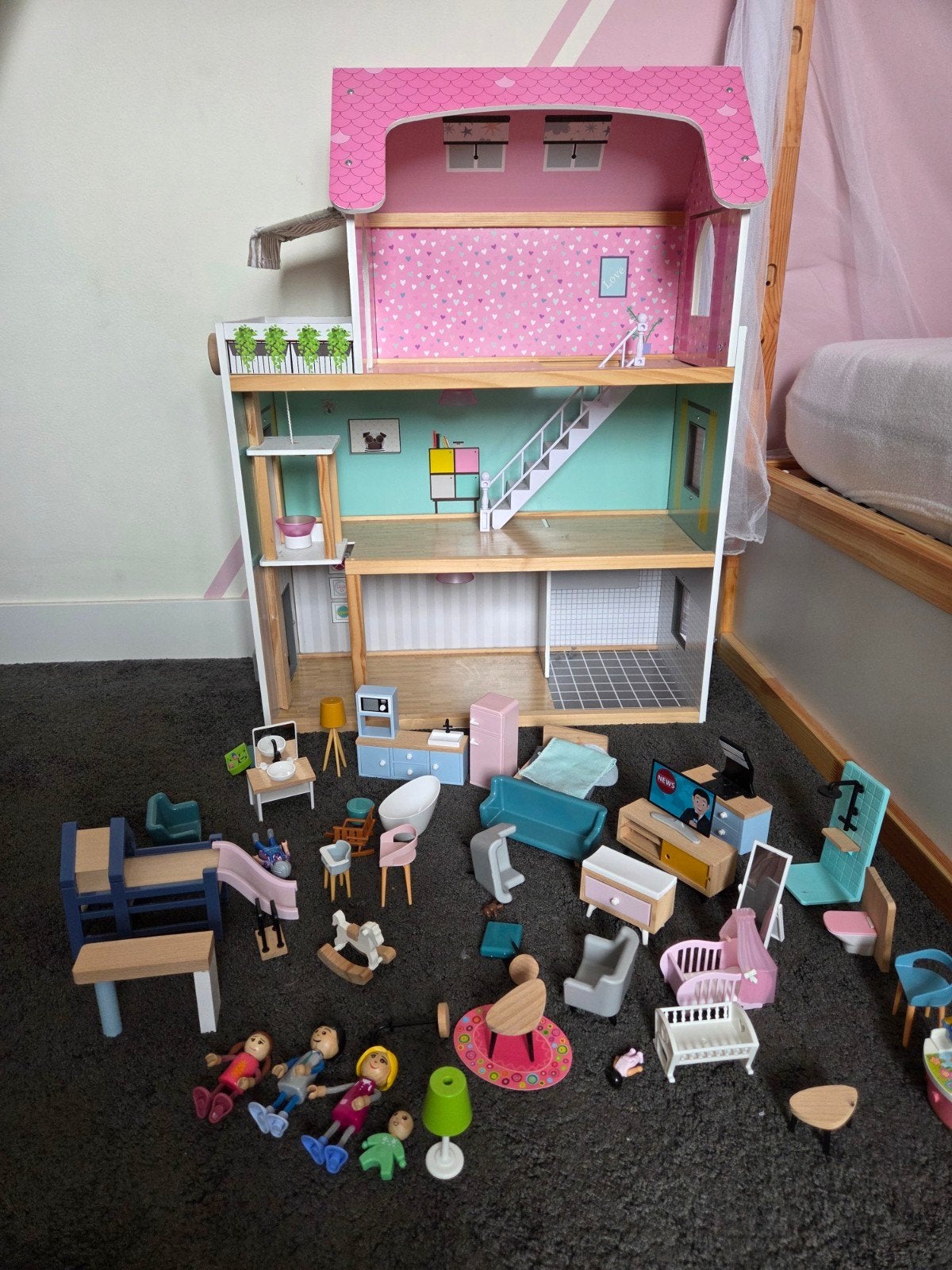 Groot Houten Poppenhuis met Meubels en Poppen, Ophalen, Zo goed als nieuw, Poppenhuis