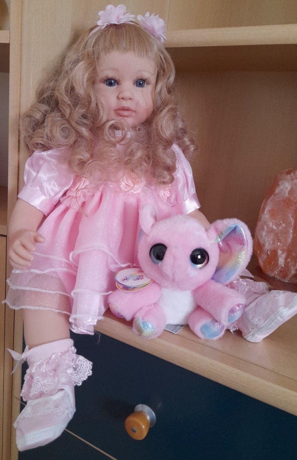 Prachtige Reborn Babypop - Blond Krullend Haar - 60 cm, Verzamelen, Ophalen of Verzenden, Zo goed als nieuw, Babypop