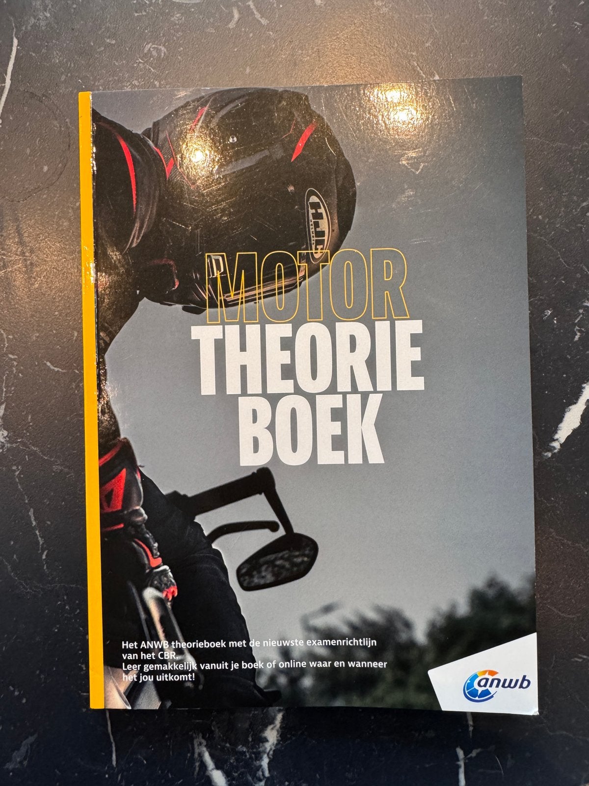 Motor Theorieboek ANWB 2025 (incl. geldige online code), Ophalen of Verzenden, Zo goed als nieuw