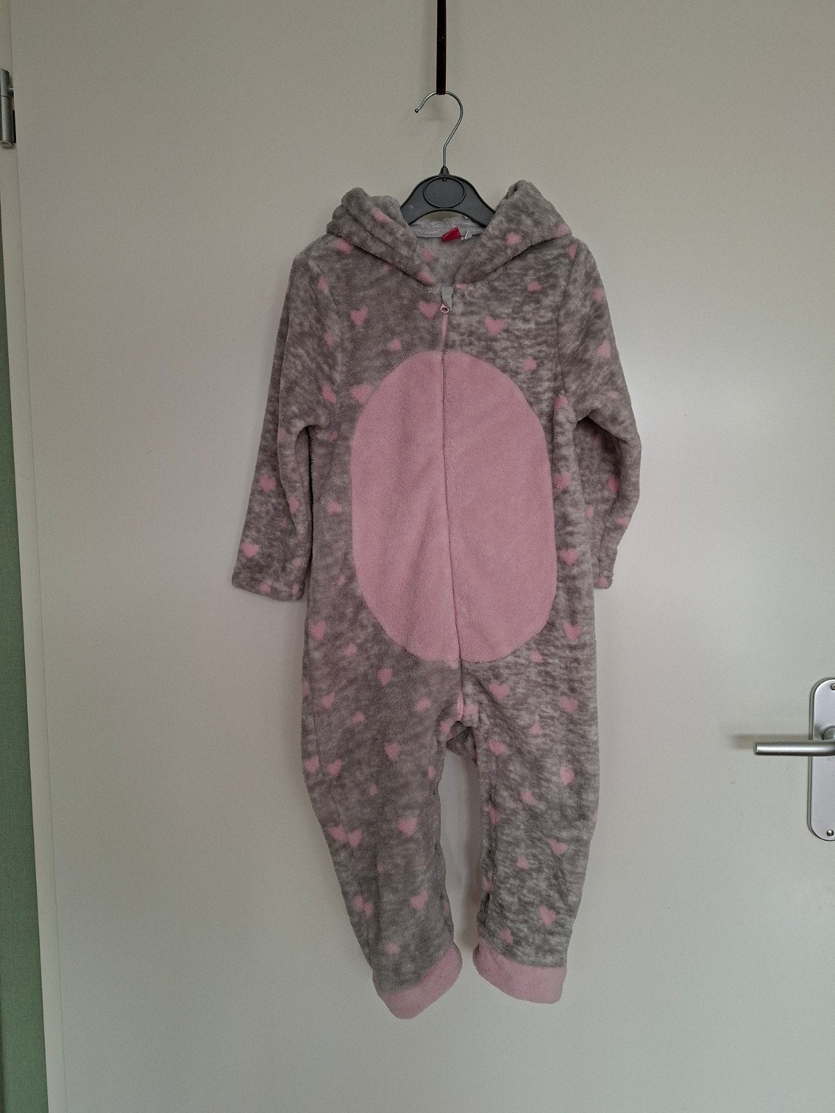 Grijs met roze onesie / huispak maat 104 z.g.a.n., Kinderen en Baby's, Ophalen of Verzenden, Zo goed als nieuw, Meisje, Nacht- of Onderkleding
