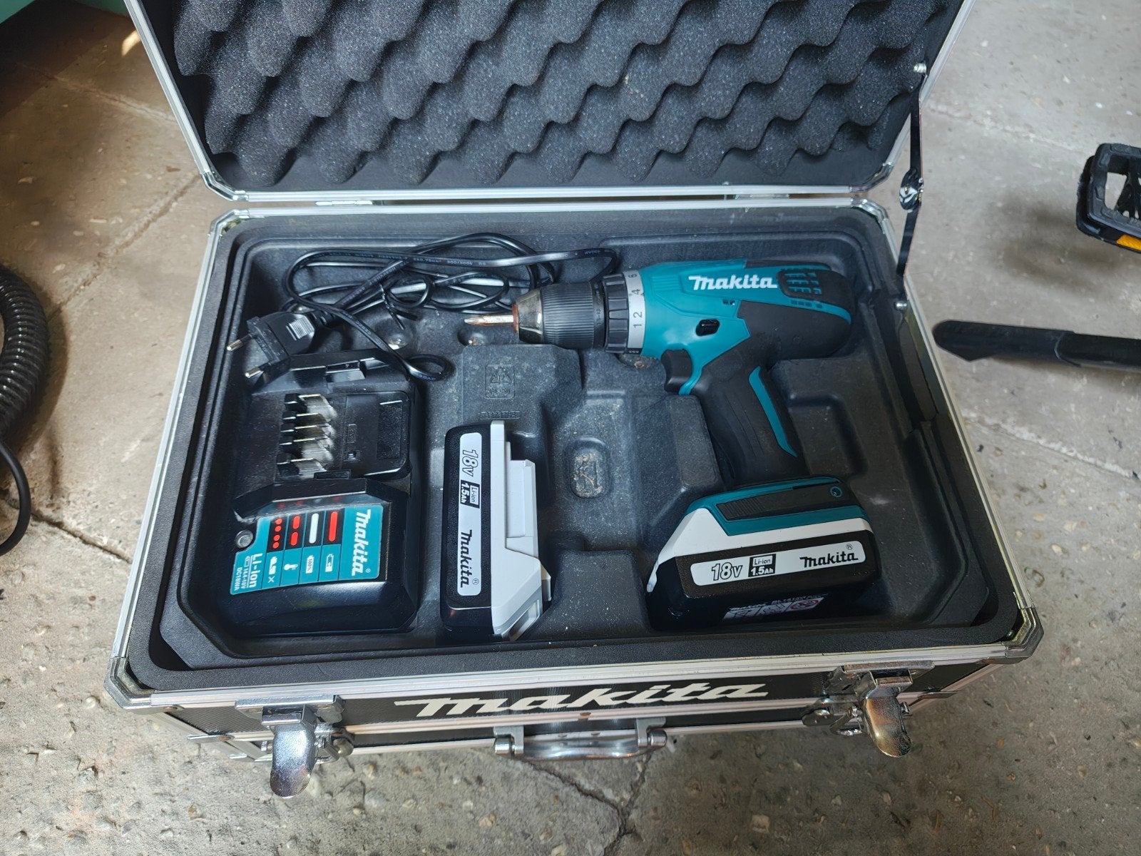 Makita Boor- en Schroefmachine met uitgebreide borenset, Ophalen, Variabele snelheid, Boor- en Schroefmachine, Gebruikt