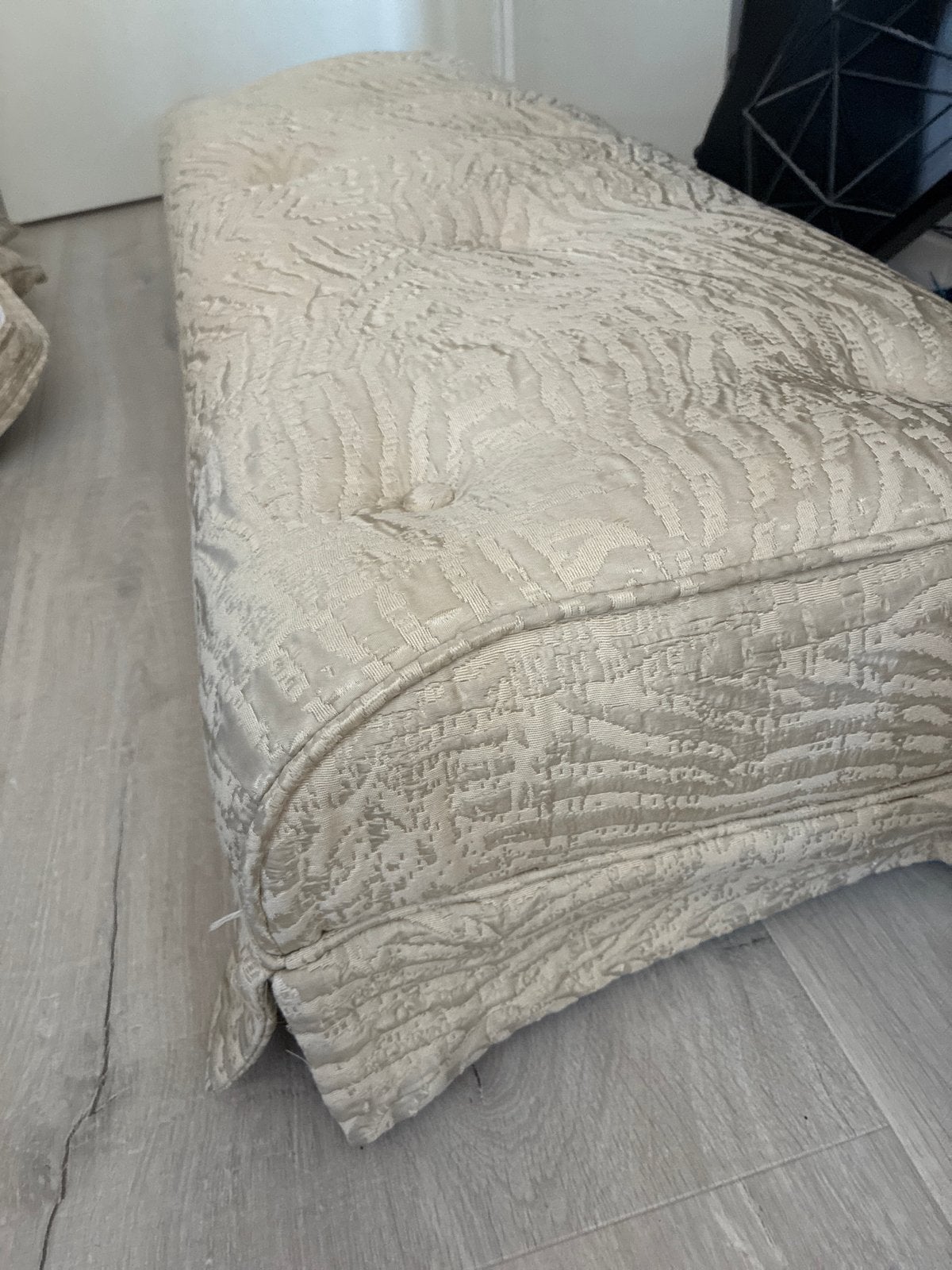 Sprei, kussens en bankje in crèmekleurige stof met zijde, Ophalen, Gebruikt, 125 cm of meer, 100 tot 125 cm