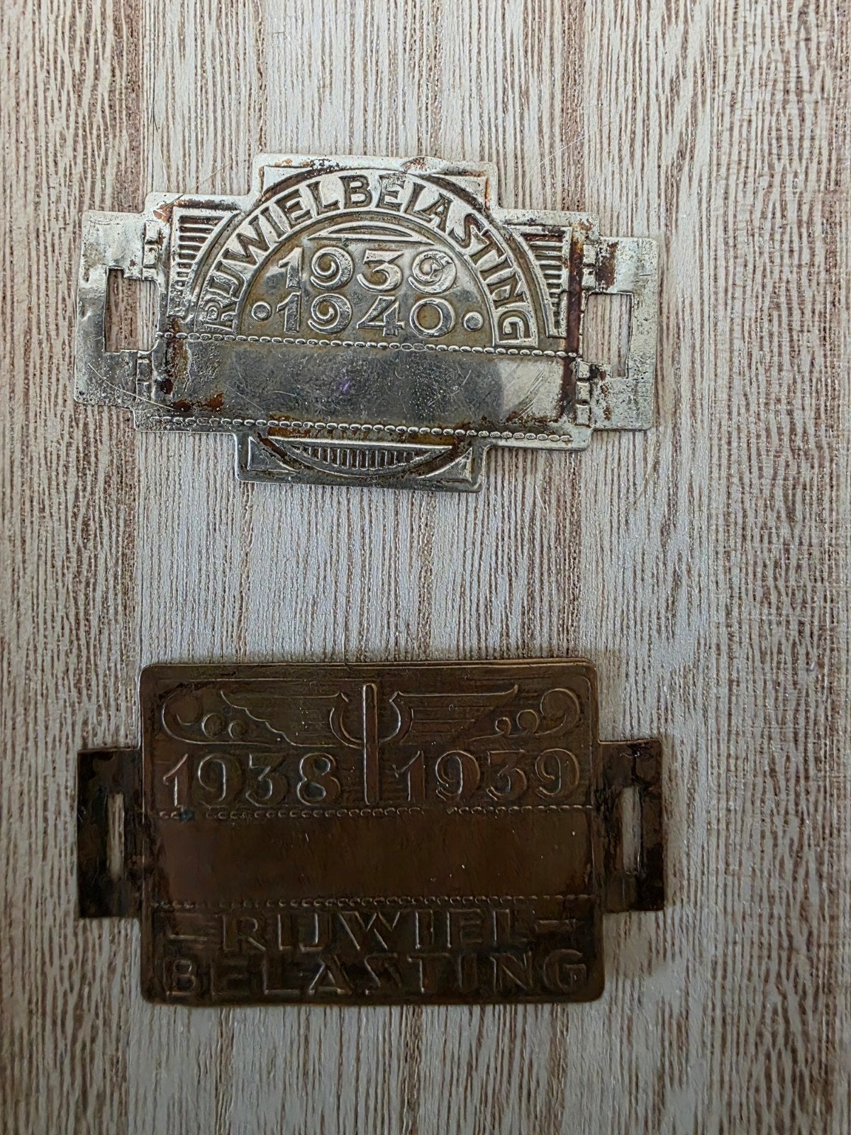 2x Originele Nederlandse Rijwielbelastingplaatjes 1938-1940, Verzamelen, Ophalen of Verzenden