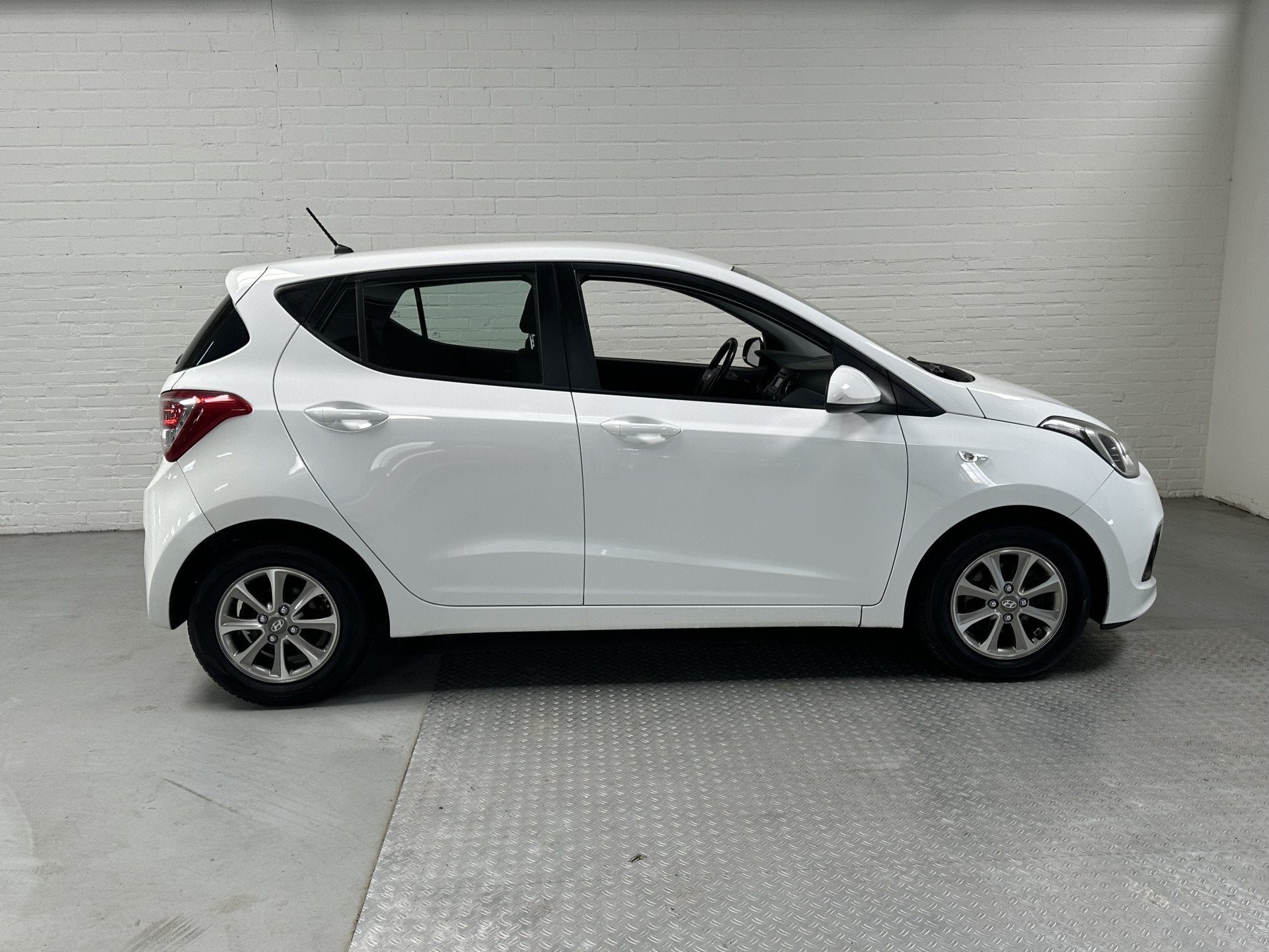 Hyundai i10 1.0i i-Motion AIRCO / CRUISE / STOELVRM / ELK.PA, Auto's, Voorwielaandrijving, Stof, Gebruikt, Wit