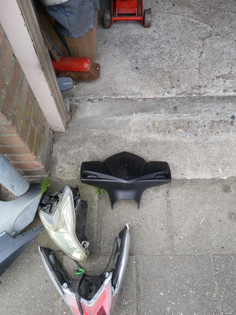 Koplamp, achterlicht en kappen AGM R8, Fietsen en Brommers, Brommeronderdelen | Scooters, Ophalen of Verzenden, Gebruikt, Koplamp