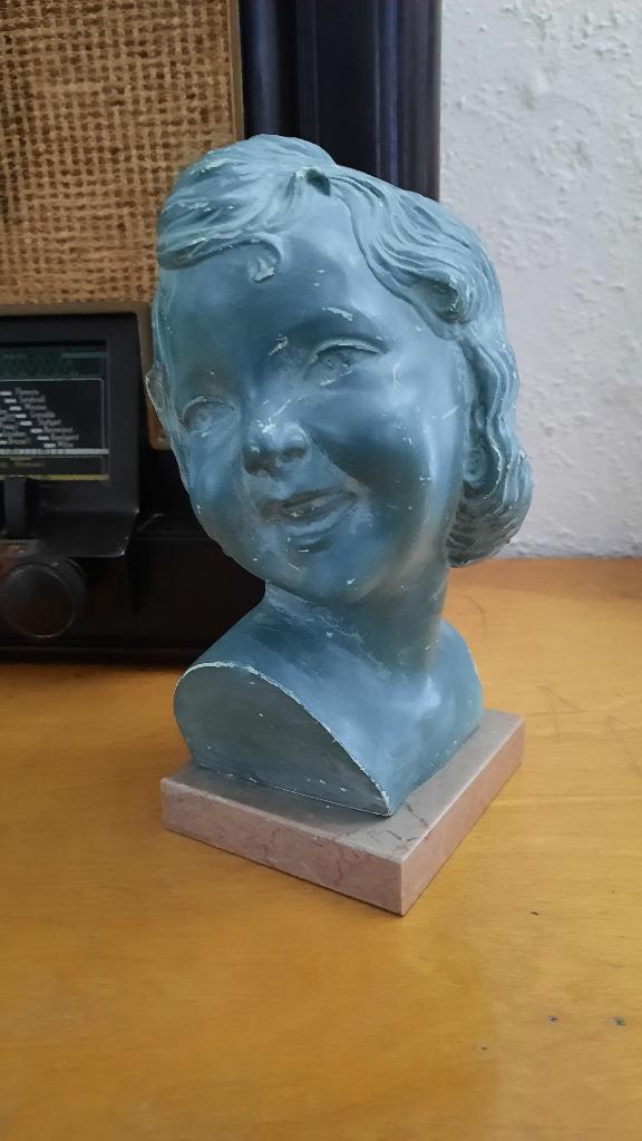 ART DECO BORSTBEELD MEISJE, genummerd 82, ontwerper D.M., Antiek en Kunst, Curiosa en Brocante, Ophalen of Verzenden
