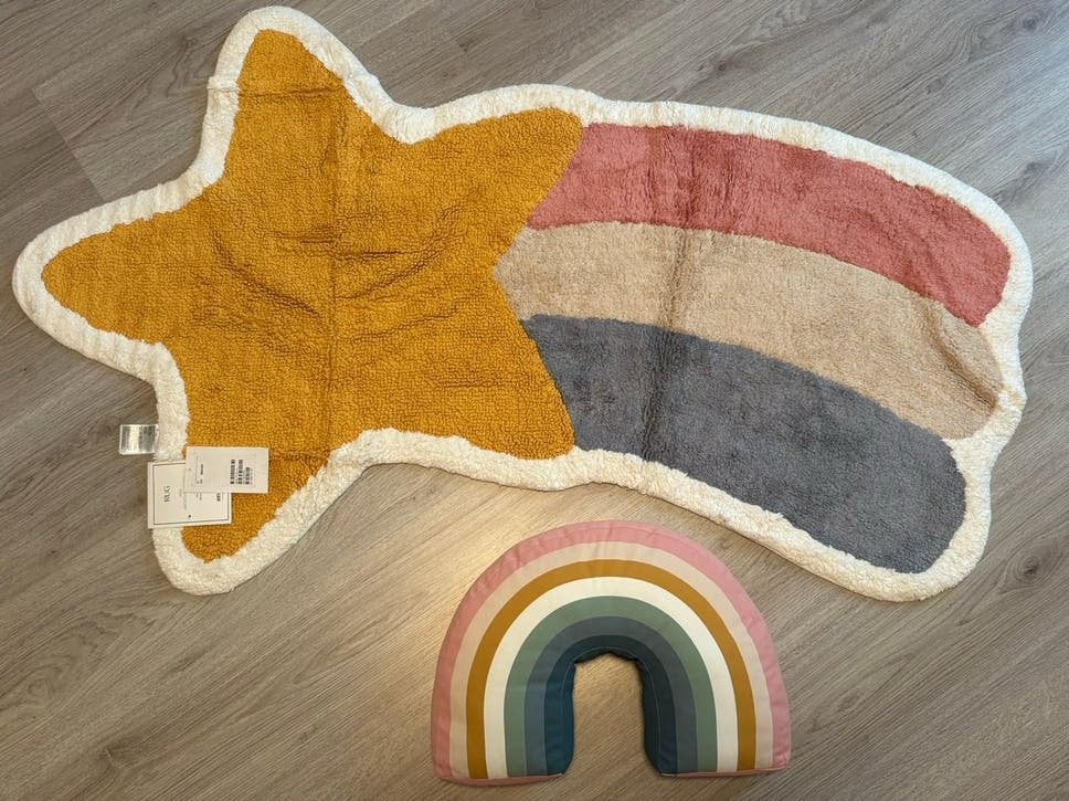 H&M kinderkleed 80x130 NIEUW regenboog en ster en kussen HM, Ophalen of Verzenden, Zo goed als nieuw, Kleed of Kussen