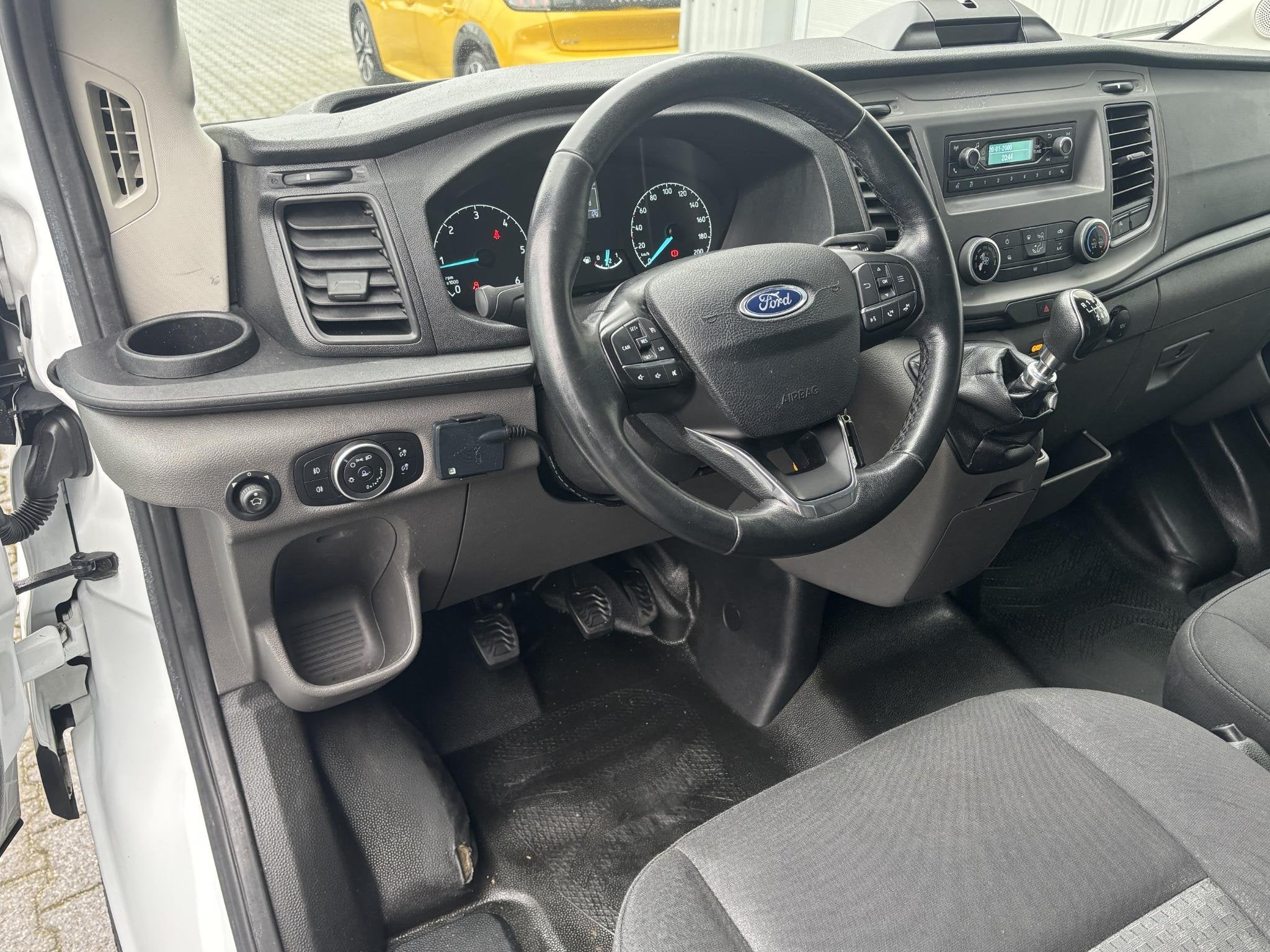 Ford Transit 2.0*A/C*LAADKLEP*CAMERA*3-PERS.*BAKWAGEN*CRUISE, Voorwielaandrijving, Stof, 4 cilinders, 129 pk