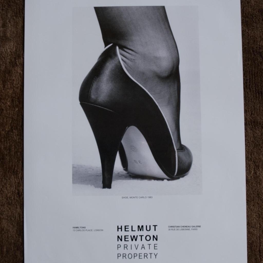 Helmut Newton "Shoe" – poster, Rechthoekig Staand, Ophalen of Verzenden, Zo goed als nieuw, A1 t/m A3