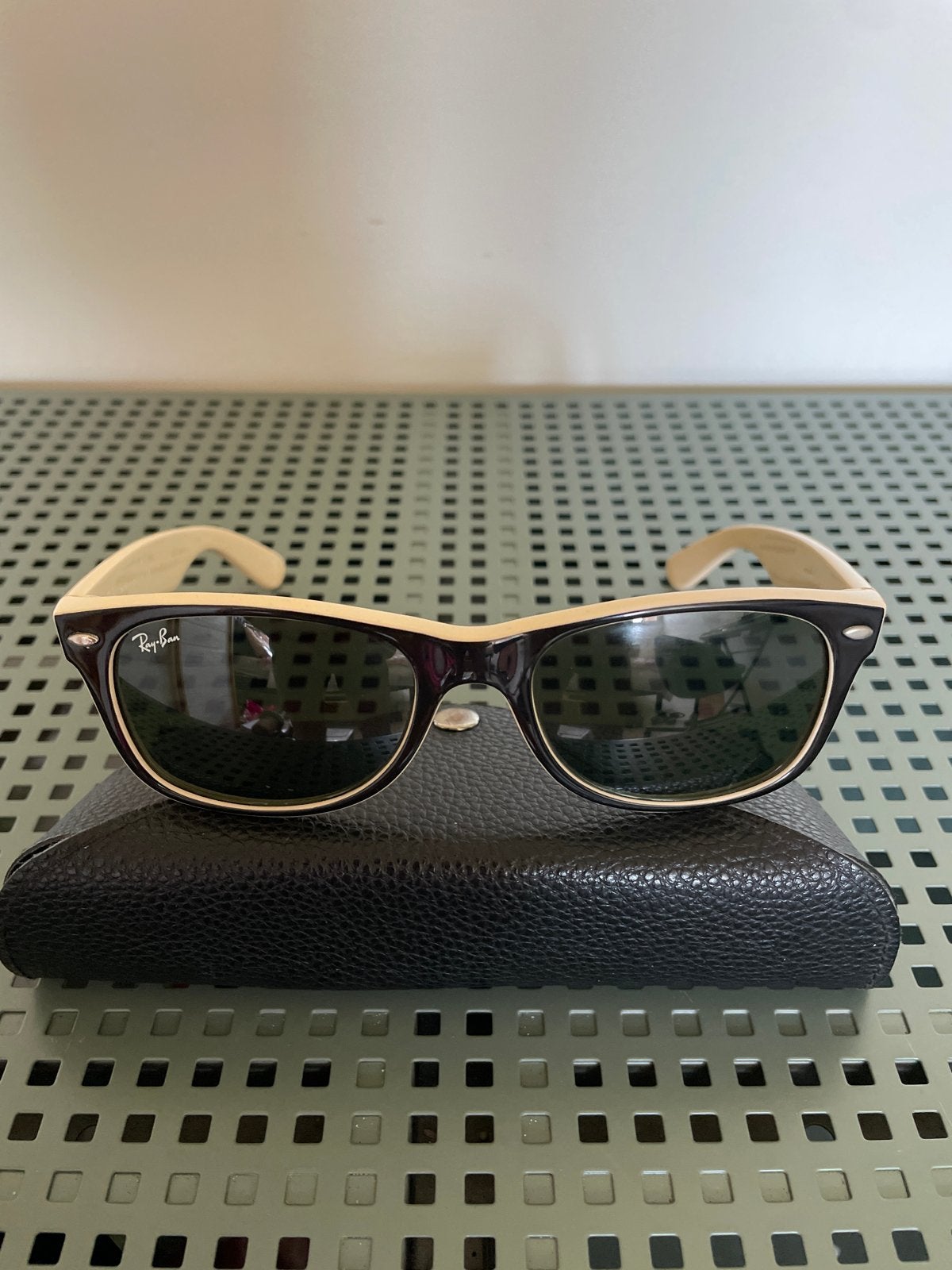 Ray-Ban Wayfarer zonnebril met beige pootjes, Gebruikt, Zonnebril, Zwart, Ophalen of Verzenden