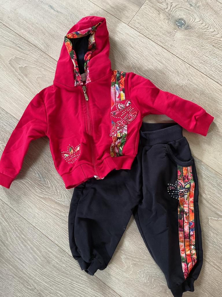 Adidas trainingspak rood/zwart met bloemenprint 80, Kinderen en Baby's, Babykleding | Maat 80, Ophalen of Verzenden, Zo goed als nieuw