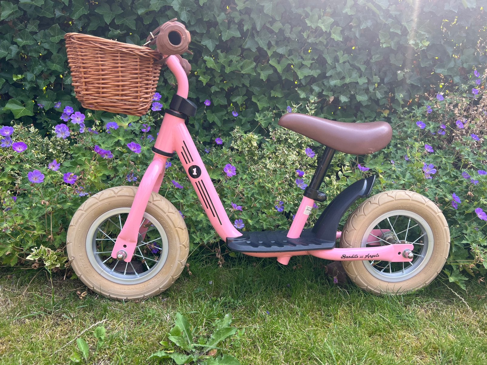 Roze loopfiets met rieten mandje - bandits and angels, Ophalen, Zo goed als nieuw, Loopfiets