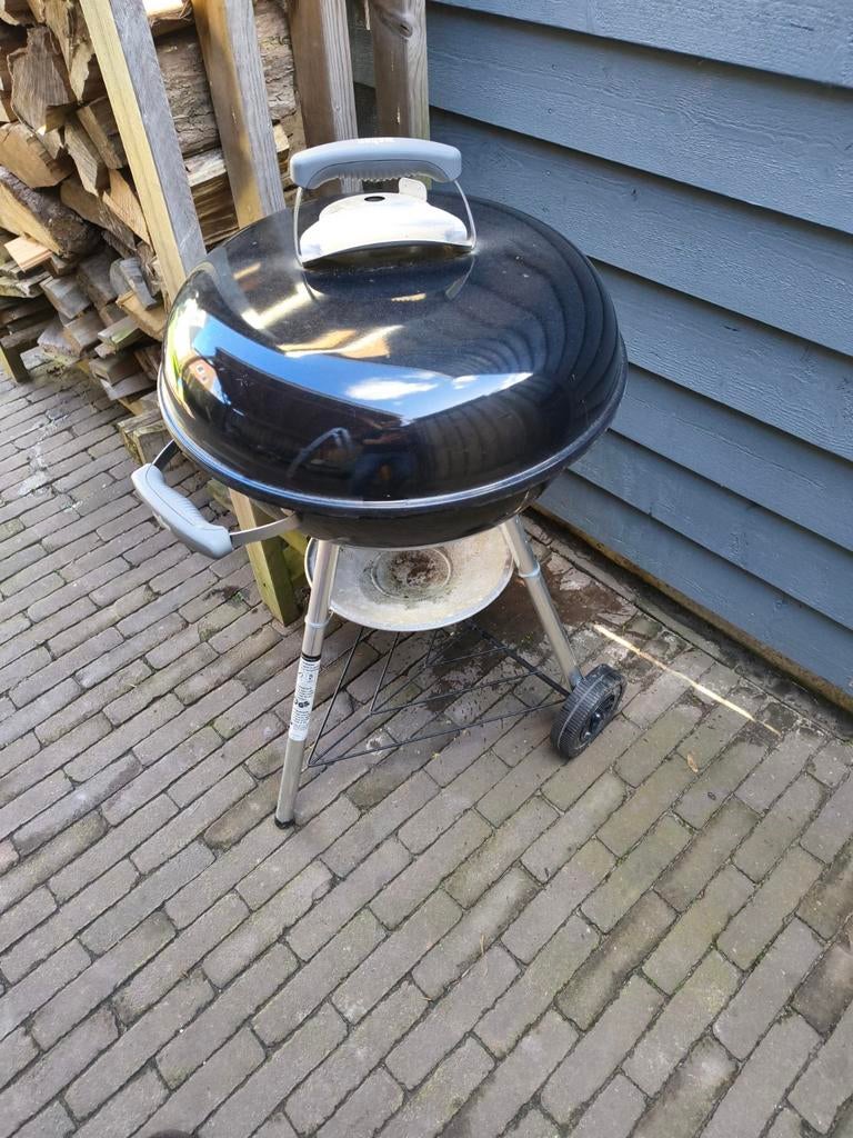 Weber, kleine kogelbarbecue op wielen, Tuin en Terras, Houtskoolbarbecues, Ophalen, Gebruikt, Weber