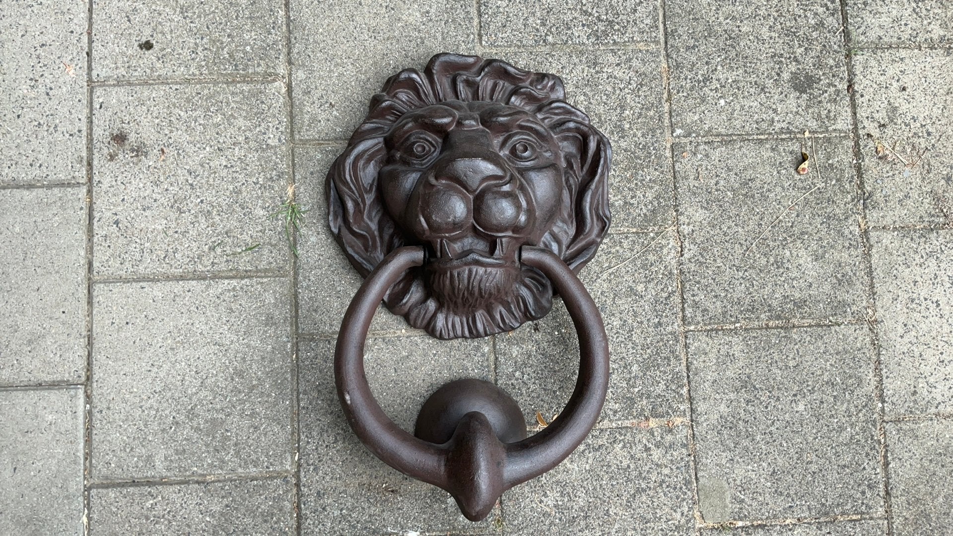 Grote bronzen deurklopper, Ophalen