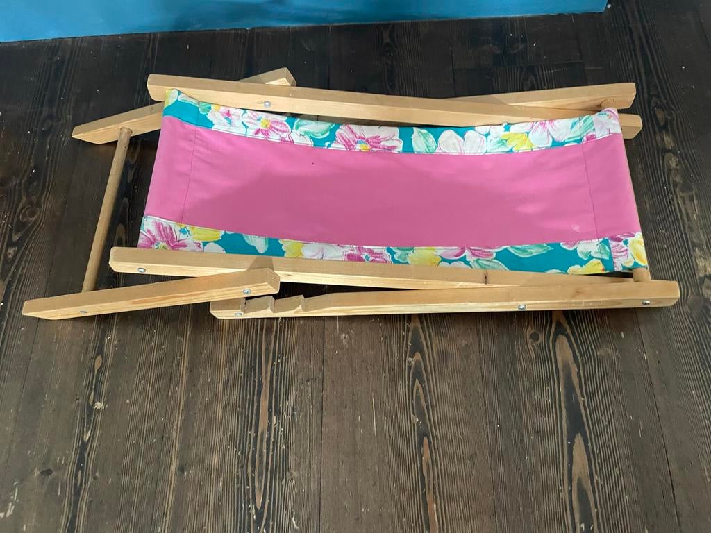 Leuke strandstoel voor poppen - roze met bloemenprint, Ophalen of Verzenden, Gebruikt, Overige typen