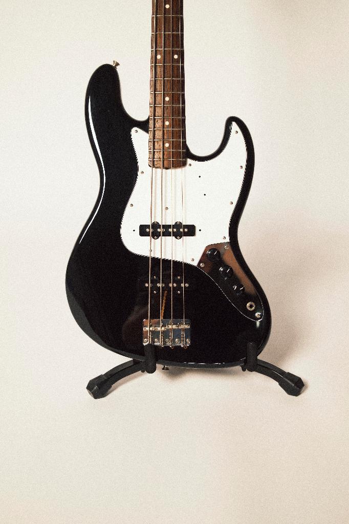 Fender Jazz Bass - 2004, 17600 N. Perimeter Drive, Suite 100, Scottsdale AZ 85255-5435, Verenigde Staten, Contactemea@fender.com