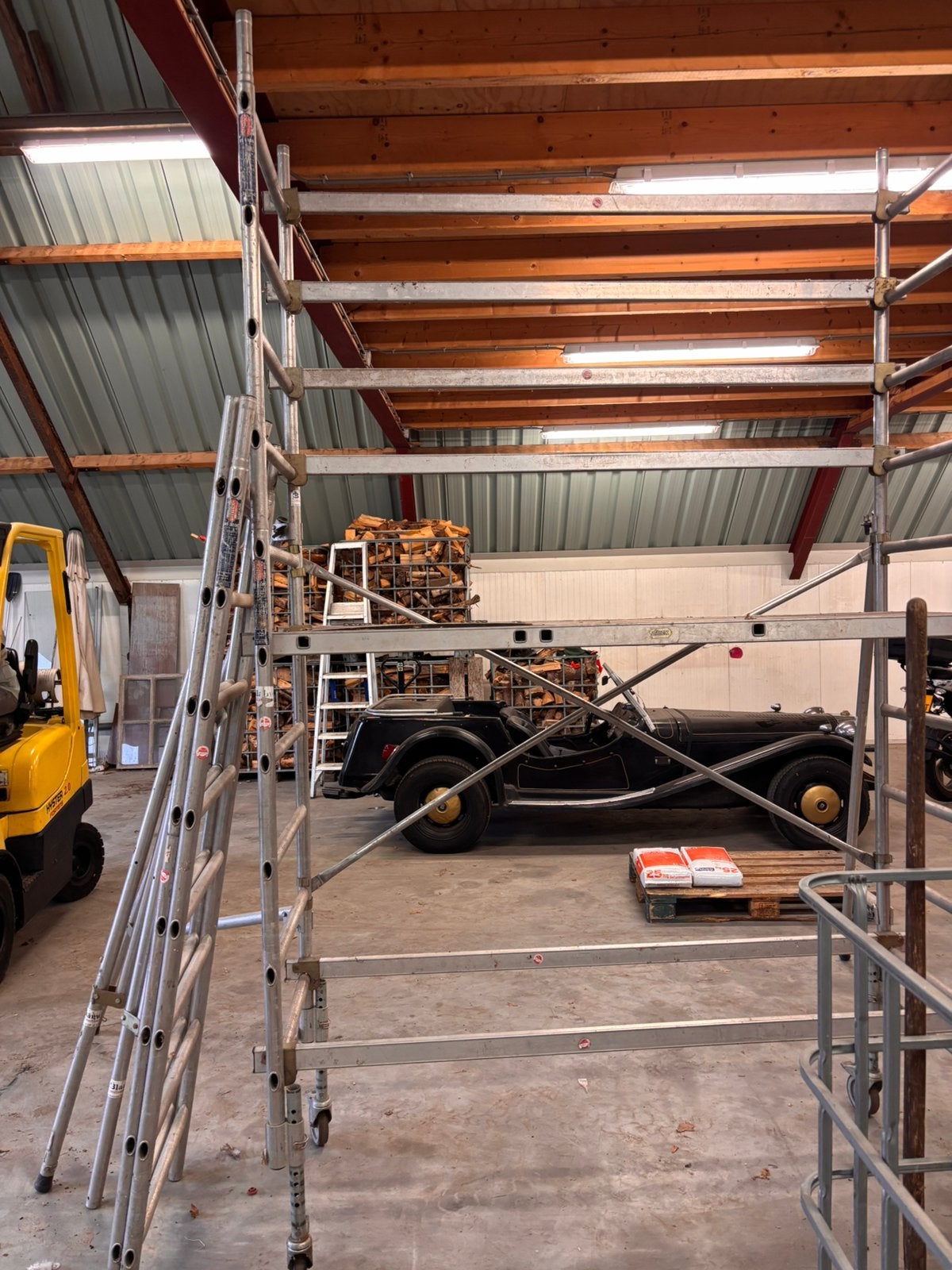Aluminium rolsteiger met stabilisatoren, wielen en platform, Doe-het-zelf en Verbouw, Ophalen, Zo goed als nieuw, Rolsteiger of Kamersteiger