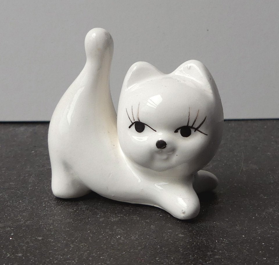Vintage poezenbeeldje speelse kat poes wit porselein, Ophalen of Verzenden, Gebruikt, Dier