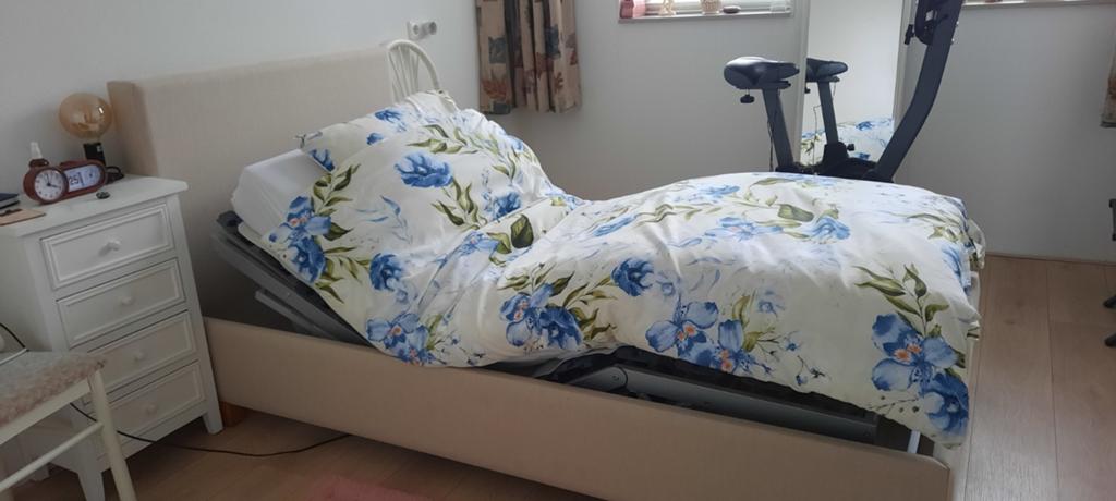 Elektrisch verstelbaar seniorenbed 2 motorig, Huis en Inrichting, Slaapkamer | Bedden, Eenpersoons, Ophalen of Verzenden, Zo goed als nieuw