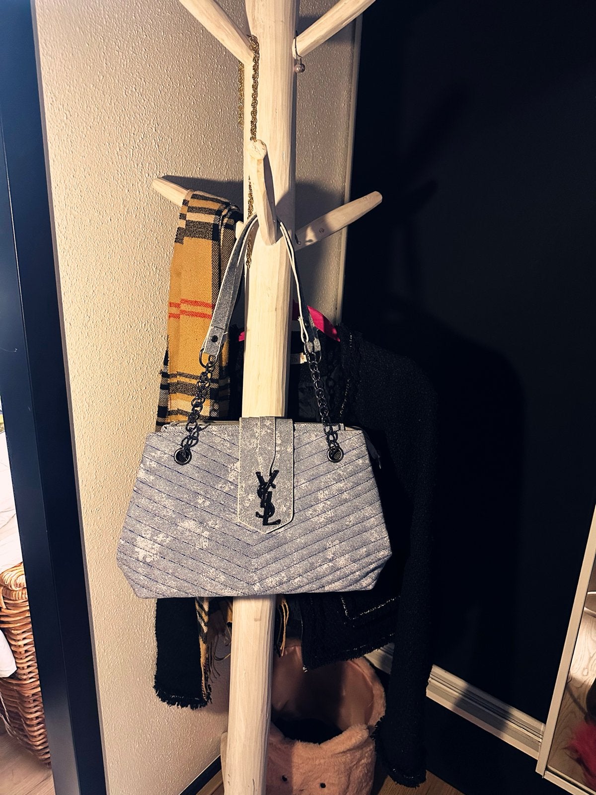 Stijlvolle YSL handtas in lichtblauw met kettingdetails, Ophalen of Verzenden, Zo goed als nieuw, Blauw, Handtas
