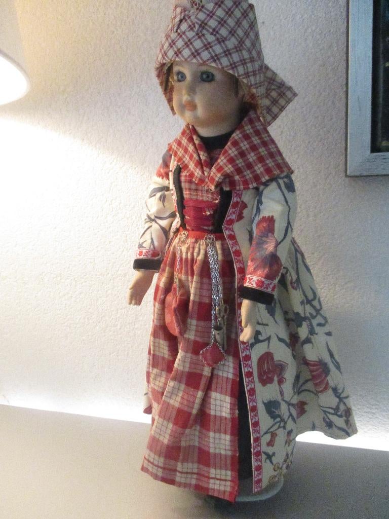 Hindeloopen klederdracht pop 43 cm, Ophalen of Verzenden, Zo goed als nieuw, Pop