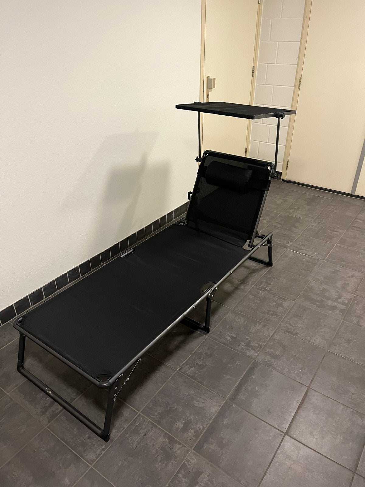 Ligbed met zonnescherm - Zwart, inklapbaar, Tuin en Terras, Ophalen of Verzenden, Zo goed als nieuw, Metaal, Inklapbaar