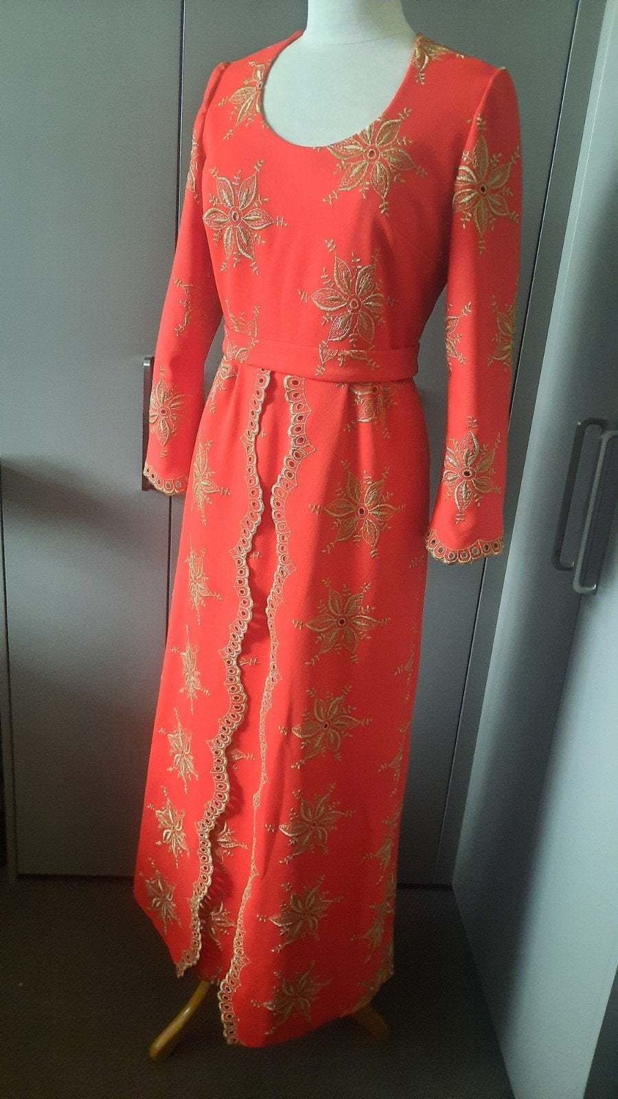 Vintage Indiase Jurk oranje koraal-rood m@ gouden borduursel, Overige typen, Maat 42/44 (L), Ophalen of Verzenden, Zo goed als nieuw