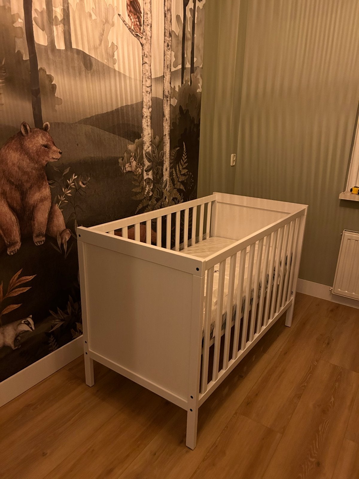 IKEA SUNDVIK babybedje met matras en beddengoed 60x120cm, Ophalen, Gebruikt, Wit, 190 cm of minder