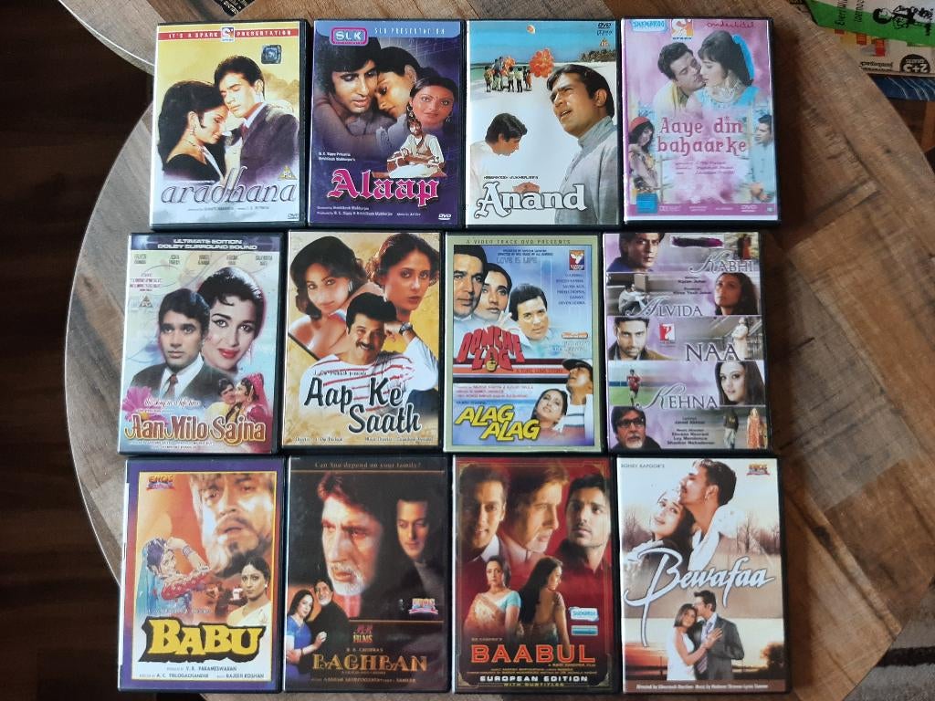 Een stapel kleurrijke Bollywood DvD's Indiaase Film's, Alle leeftijden, Ophalen of Verzenden, Zo goed als nieuw, Romantische komedie