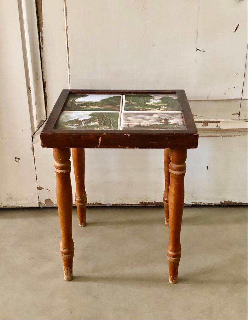 Vintage bijzettafel met tegeltjes, 30 cm hoog, Ophalen of Verzenden