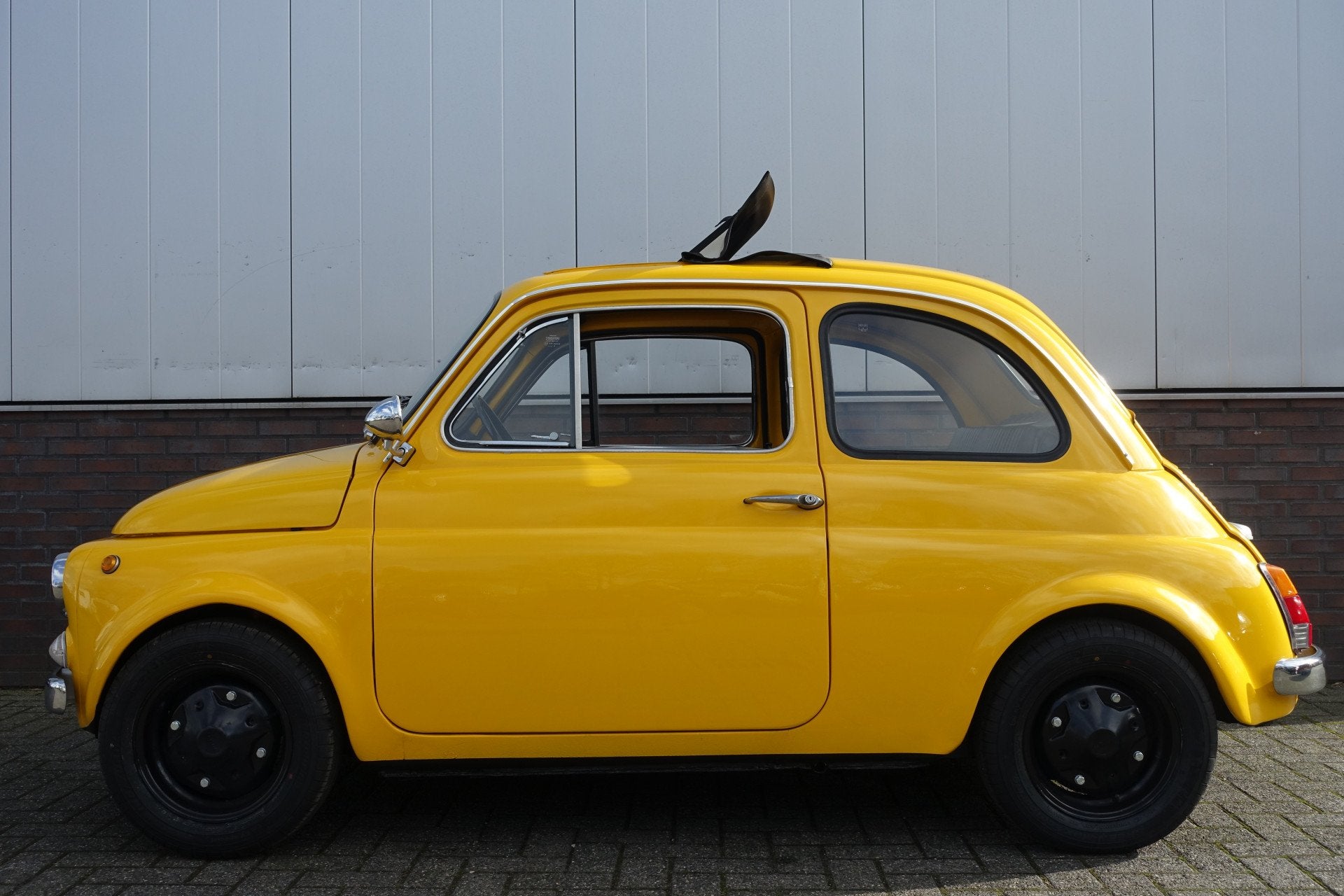 Fiat 500L 500 Lusso (bj 1969), Auto's, Achterwielaandrijving, Zwart, 594 cc, Geel