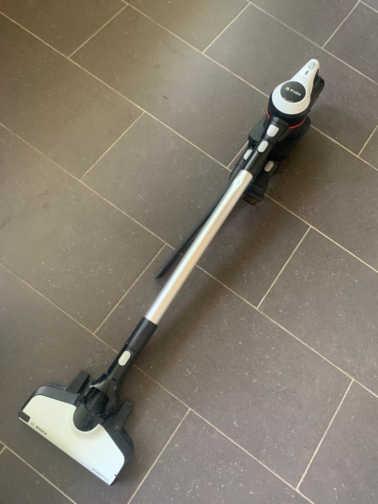 Bosch draadloze steelstofzuiger Ultimate Serie 6, Witgoed en Apparatuur, Stofzuigers, Gebruikt, Steelstofzuiger, Bosch, Minder dan 1200 watt