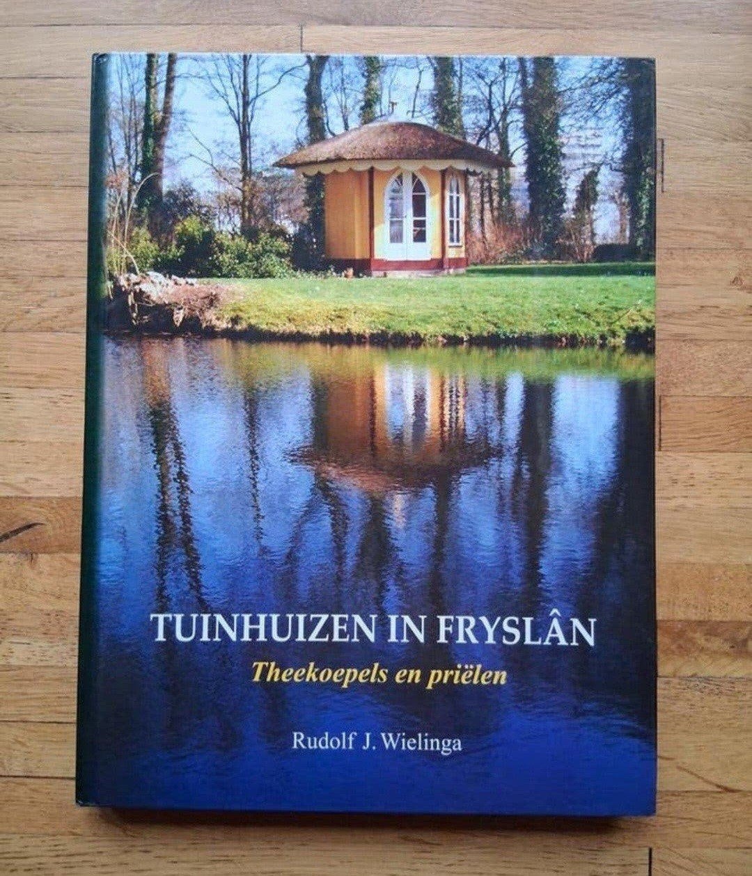 tuinhuizen in fryslan theekoepels priëlen fotoboek en info, Ophalen of Verzenden, Zo goed als nieuw