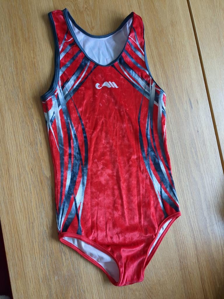 Turnpakje jongen Christian Moreau maat 140-146, Sport en Fitness, Turnen, Gebruikt, Ophalen of Verzenden, Turnpak(je), Rood