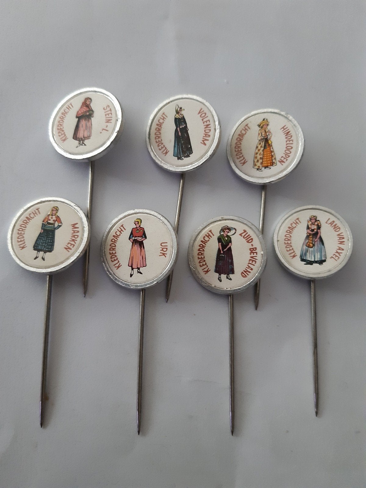 8 Speldjes klederdracht van Nederland, Ophalen of Verzenden, Zo goed als nieuw, Stad of Land, Speldje of Pin