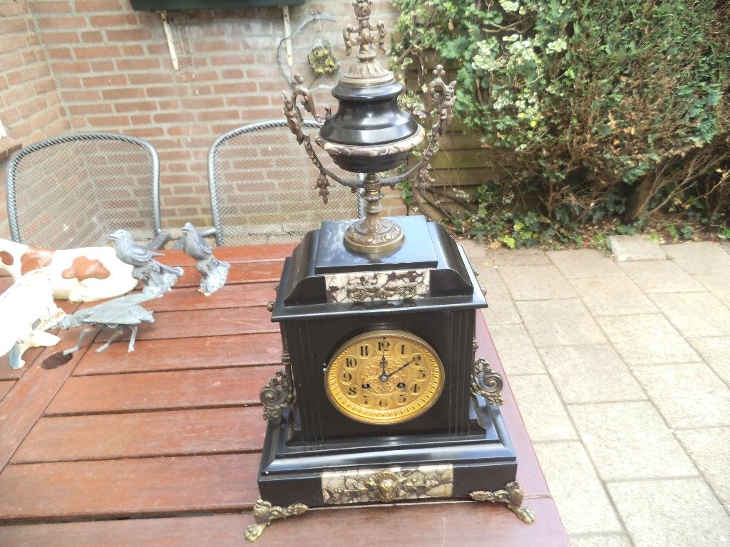 Marmeren klok, Ophalen