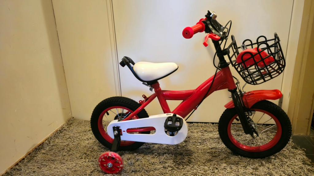 Rode kinderfiets met zijwieltjes en mandje, Fietsen en Brommers, Ophalen, Zijwieltjes, Gebruikt, Minder dan 16 inch