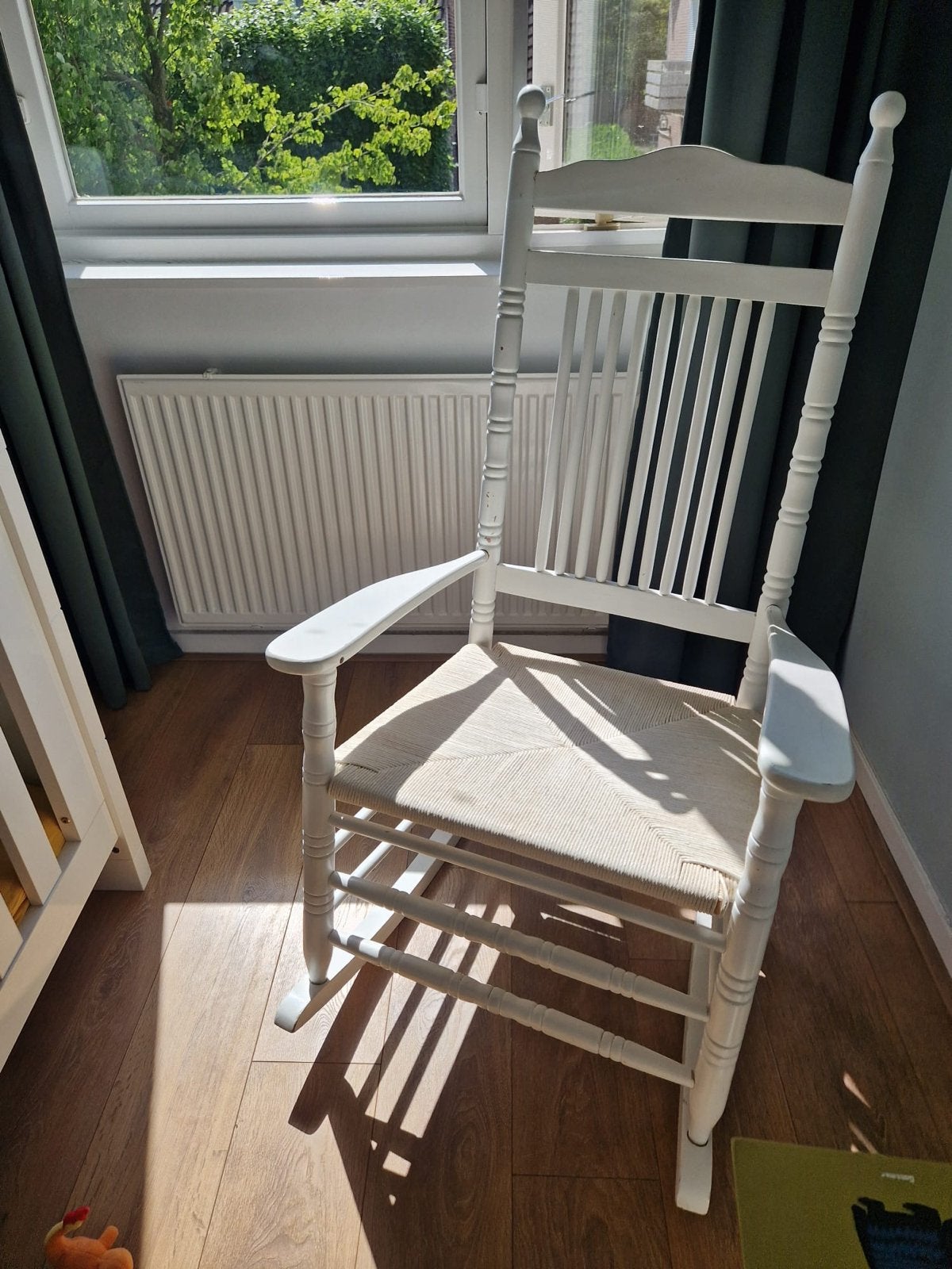 Witte schommelstoel met rieten zitting, Huis en Inrichting, Ophalen, Gebruikt, Wit, Eén